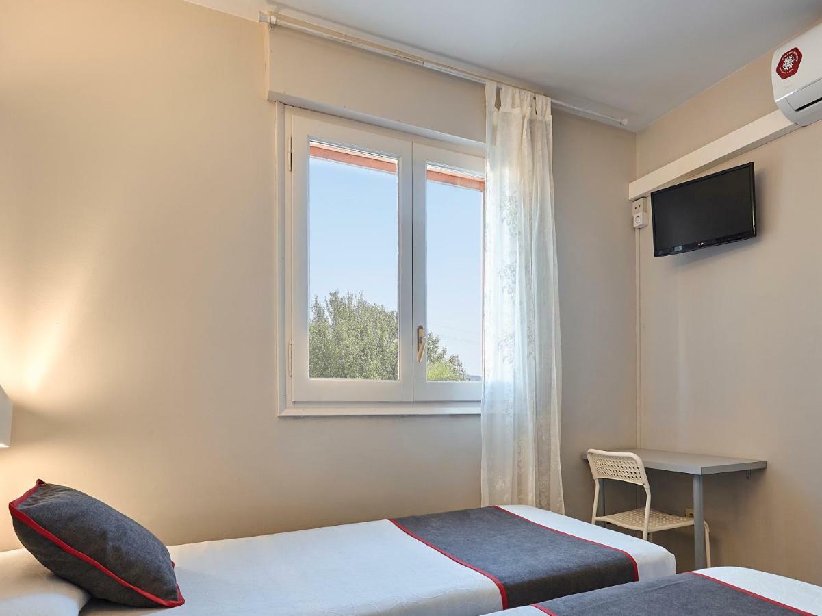 Hostal Mas Ferrer Cornellá de Terri Exteriör bild